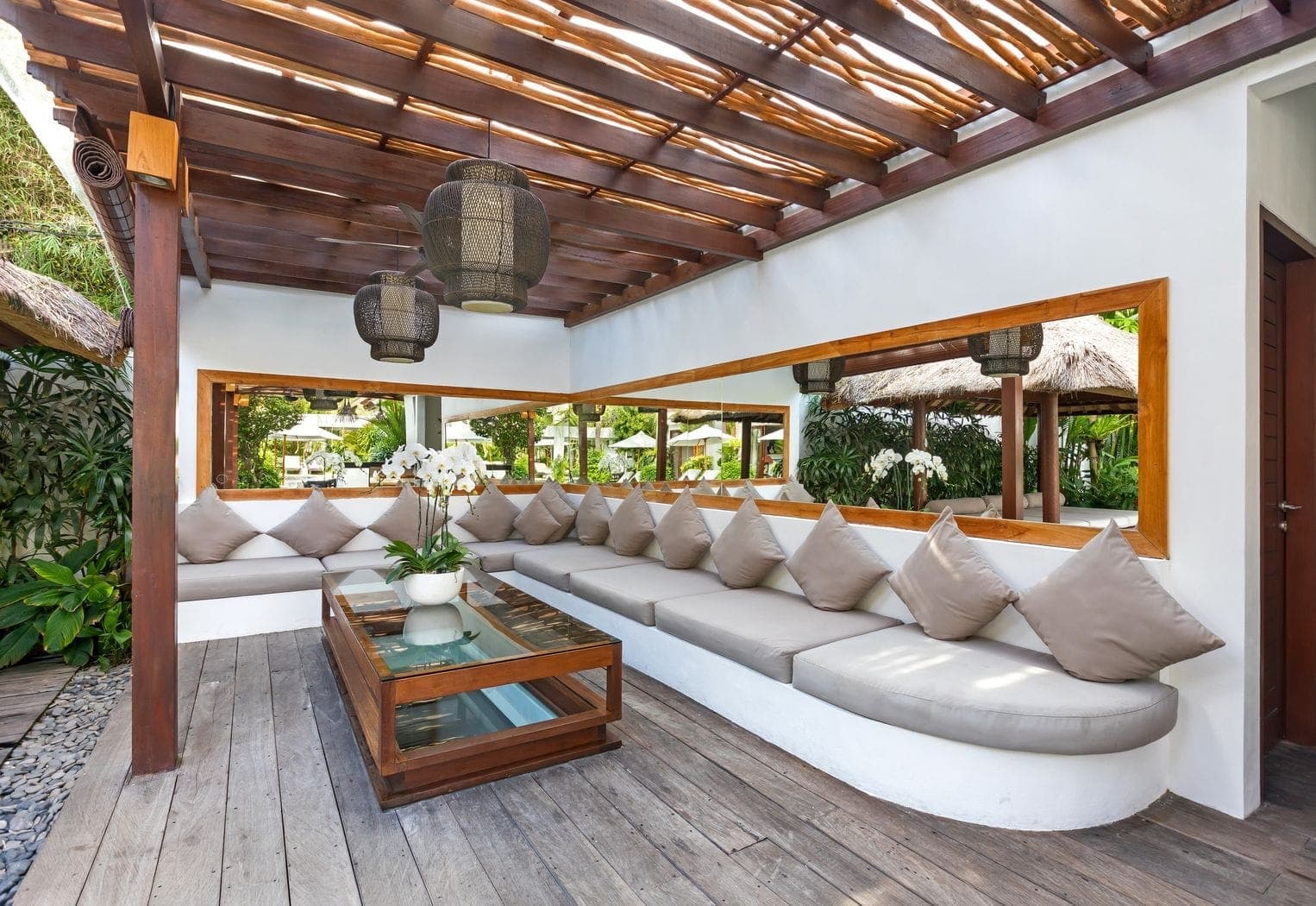 Anam Villa's barbecue bar and lounge