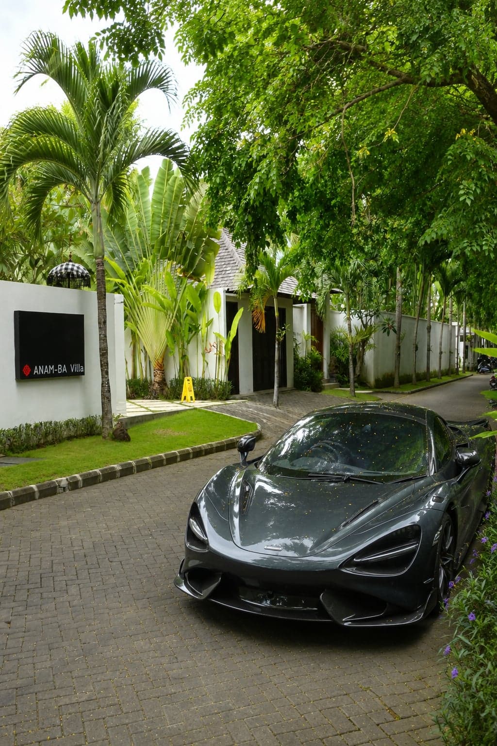 The Jero, Anam Villa's staffed gate on the private road