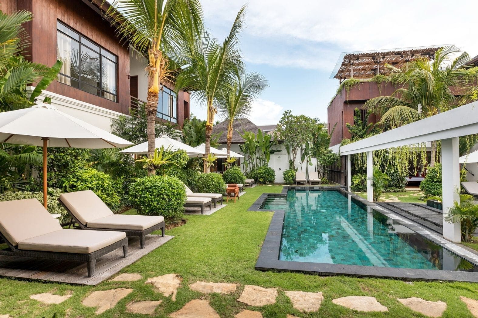 The infinity-edge pool at Anam Villa